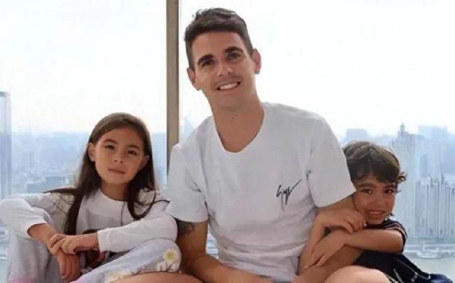 在个人社媒，记者罗马诺用标志性的“herewego”宣布那不勒斯球员埃尔马斯即将加盟莱比锡。